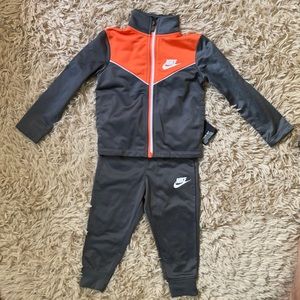 NWT NIKE Boys Warmup / Tracksuit Size 2T